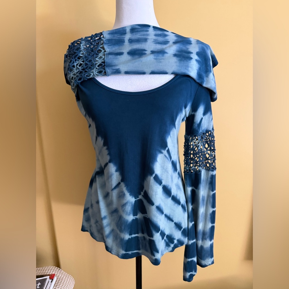 Unique Jessica Simpson tie dye bell sleeve top NWOT